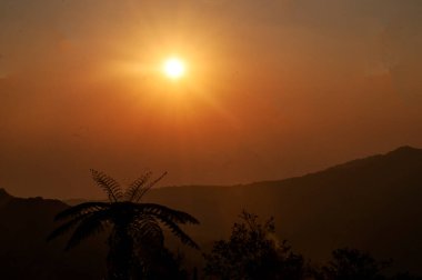 Nakhon Si Thammarat 'ta Alacakaranlık Sırasındaki Huzurlu Gün Batımı Yumuşak Işık ve Renkli Gökyüzü ile Tayland Serenası