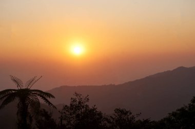 Nakhon Si Thammarat 'ta Alacakaranlık Sırasındaki Huzurlu Gün Batımı Yumuşak Işık ve Renkli Gökyüzü ile Tayland Serenası