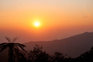 Nakhon Si Thammarat 'ta Alacakaranlık Sırasındaki Huzurlu Gün Batımı Yumuşak Işık ve Renkli Gökyüzü ile Tayland Serenası