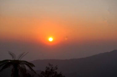 Nakhon Si Thammarat 'ta Alacakaranlık Sırasındaki Huzurlu Gün Batımı Yumuşak Işık ve Renkli Gökyüzü ile Tayland Serenası