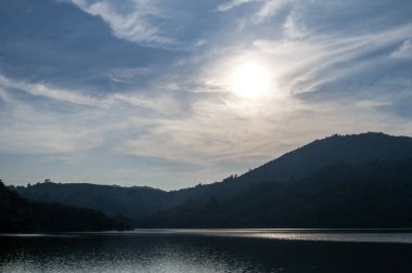 Yeşil Tepeler ve Tropikal Orman ile çevrili Tayland 'ın Phuket kentinde Bang Wad Barajı ve Barajı Manzarası