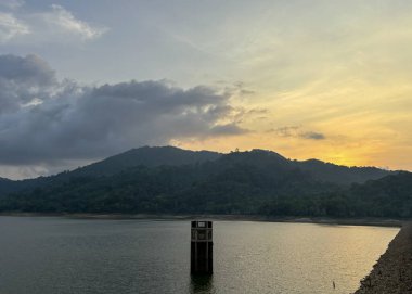 Yeşil Tepeler ve Tropikal Orman ile çevrili Tayland 'ın Phuket kentinde Bang Wad Barajı ve Barajı Manzarası