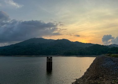 Yeşil Tepeler ve Tropikal Orman ile çevrili Tayland 'ın Phuket kentinde Bang Wad Barajı ve Barajı Manzarası