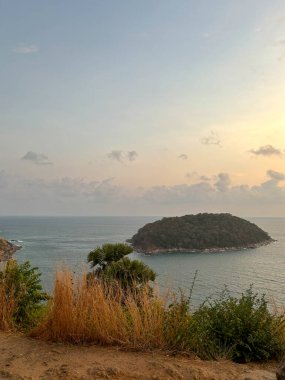 Serene Ocean View at Dusk from Windmill Viewpoint, Phuket, Tayland Tranquil Coastal Twilight Scene
