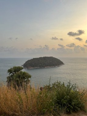 Serene Ocean View at Dusk from Windmill Viewpoint, Phuket, Tayland Tranquil Coastal Twilight Scene