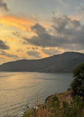 Serene Ocean View at Dusk from Windmill Viewpoint, Phuket, Tayland Tranquil Coastal Twilight Scene