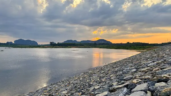 Nakhon Si Thammarat, Tayland Sükunet Rezervi ve Dağ Manzarası 'nda Klong Sung Barajı Manzarası