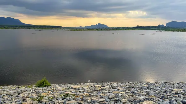 Nakhon Si Thammarat, Tayland Sükunet Rezervi ve Dağ Manzarası 'nda Klong Sung Barajı Manzarası