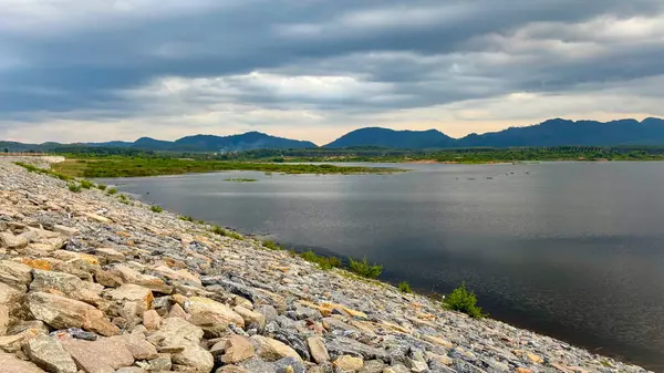 Nakhon Si Thammarat, Tayland Sükunet Rezervi ve Dağ Manzarası 'nda Klong Sung Barajı Manzarası