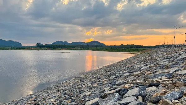 Nakhon Si Thammarat, Tayland Sükunet Rezervi ve Dağ Manzarası 'nda Klong Sung Barajı Manzarası