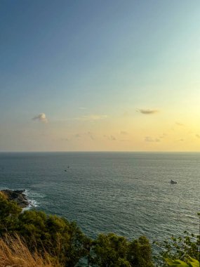 Sunset 'te okyanus ve dağ manzaralı güzel bir deniz manzarası Windmill, Phuket, Tayland