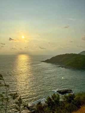 Sunset 'te okyanus ve dağ manzaralı güzel bir deniz manzarası Windmill, Phuket, Tayland