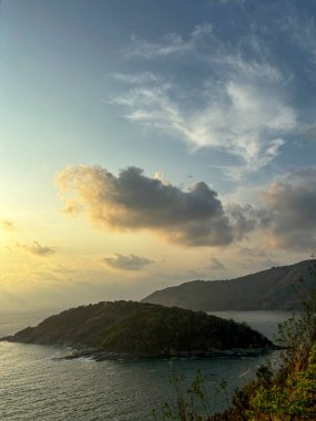 Sunset 'te okyanus ve dağ manzaralı güzel bir deniz manzarası Windmill, Phuket, Tayland