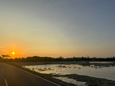 Tayland, Nakhon Si Thammarat kırsalındaki Talay Prong Gölü 'nün sakin manzarası