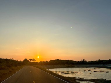 Tayland, Nakhon Si Thammarat 'taki Talay Prong Gölü' nün Huzurlu Suları Üzerinde Gün Batımı