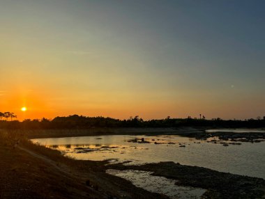Tayland, Nakhon Si Thammarat kırsalındaki Talay Prong Gölü 'nün sakin manzarası