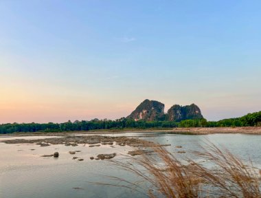Tayland, Nakhon Si Thammarat kırsalındaki Talay Prong Gölü 'nün sakin manzarası
