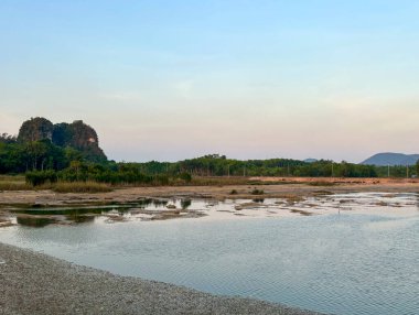 Tayland, Nakhon Si Thammarat kırsalındaki Talay Prong Gölü 'nün sakin manzarası