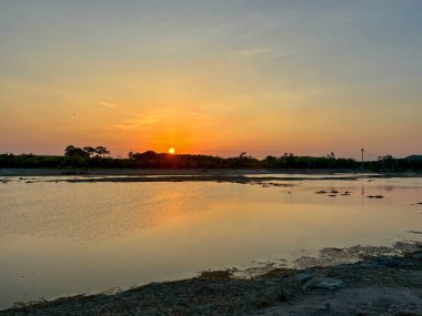 Tayland, Nakhon Si Thammarat 'taki Talay Prong Gölü' nün Huzurlu Suları Üzerinde Gün Batımı