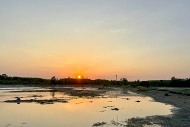Tayland, Nakhon Si Thammarat 'taki Talay Prong Gölü' nün Huzurlu Suları Üzerinde Gün Batımı
