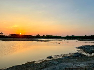 Tayland, Nakhon Si Thammarat 'taki Talay Prong Gölü' nün Huzurlu Suları Üzerinde Gün Batımı