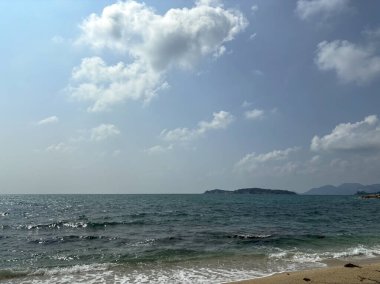 Hanuman Körfezi 'ndeki güzel tropikal plaj Koh Samui, Tayland' daki Berrak Mavi Su ve Berrak Yeşillik