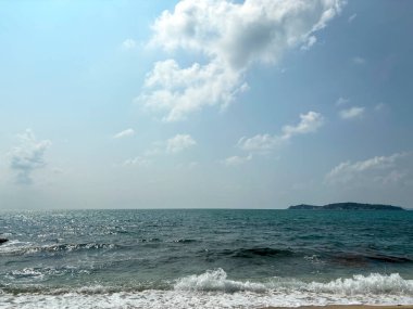 Hanuman Körfezi 'ndeki güzel tropikal plaj Koh Samui, Tayland' daki Berrak Mavi Su ve Berrak Yeşillik