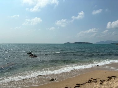 Hanuman Körfezi 'ndeki güzel tropikal plaj Koh Samui, Tayland' daki Berrak Mavi Su ve Berrak Yeşillik