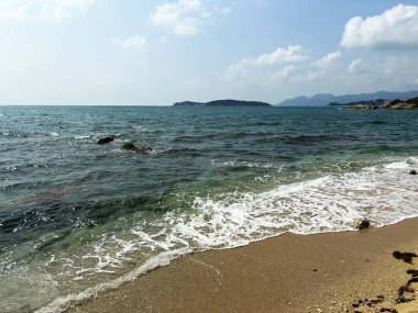 Hanuman Körfezi 'ndeki güzel tropikal plaj Koh Samui, Tayland' daki Berrak Mavi Su ve Berrak Yeşillik