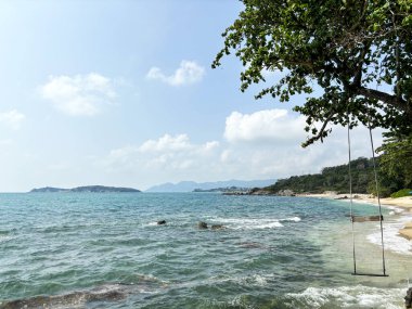 Blue Sky ve Clouds ile birlikte Hanuman Bay, Koh Samui, Tayland 'da sallanan ahşap salıncak