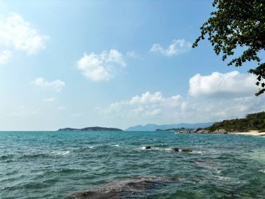 Hanuman Körfezi, Koh Samui, Tayland 'da Kristal Açık Deniz ve Canlı Mavi Gökyüzü