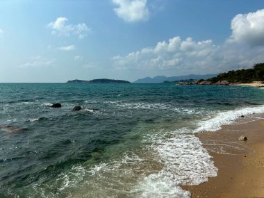 Hanuman Körfezi 'ndeki güzel tropikal plaj Koh Samui, Tayland' daki Berrak Mavi Su ve Berrak Yeşillik