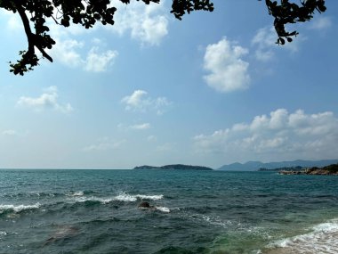 Hanuman Körfezi 'ndeki güzel tropikal plaj Koh Samui, Tayland' daki Berrak Mavi Su ve Berrak Yeşillik