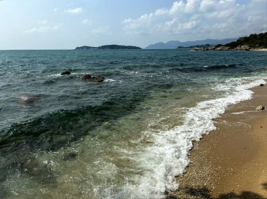 Hanuman Körfezi 'ndeki güzel tropikal plaj Koh Samui, Tayland' daki Berrak Mavi Su ve Berrak Yeşillik