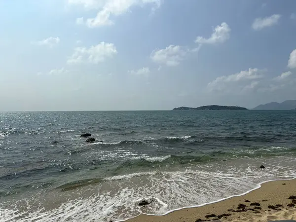 Hanuman Körfezi 'ndeki güzel tropikal plaj Koh Samui, Tayland' daki Berrak Mavi Su ve Berrak Yeşillik