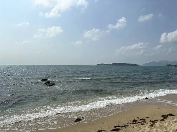 Hanuman Körfezi 'ndeki güzel tropikal plaj Koh Samui, Tayland' daki Berrak Mavi Su ve Berrak Yeşillik