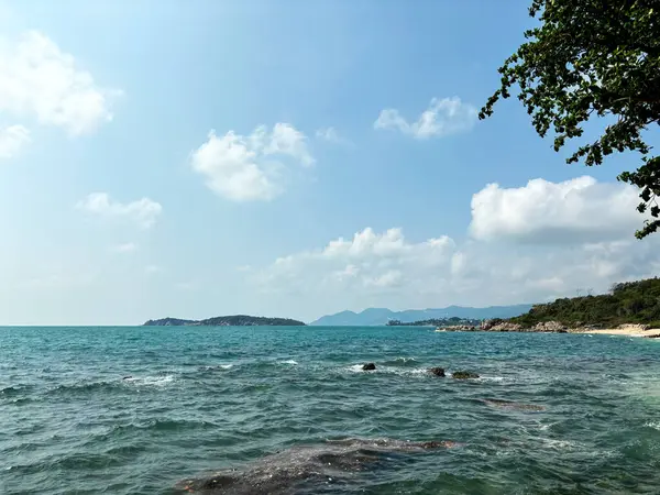 Hanuman Körfezi, Koh Samui, Tayland 'da Kristal Açık Deniz ve Canlı Mavi Gökyüzü