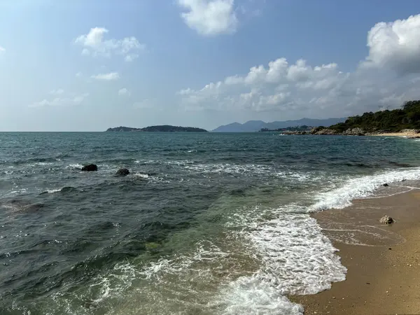 Hanuman Körfezi 'ndeki güzel tropikal plaj Koh Samui, Tayland' daki Berrak Mavi Su ve Berrak Yeşillik