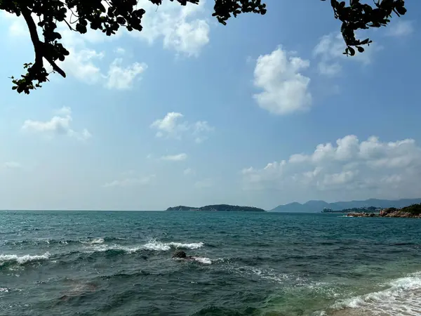 Hanuman Körfezi 'ndeki güzel tropikal plaj Koh Samui, Tayland' daki Berrak Mavi Su ve Berrak Yeşillik