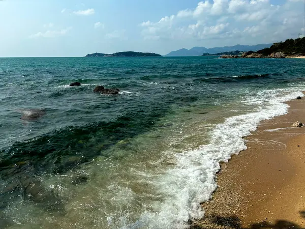 Hanuman Körfezi 'ndeki güzel tropikal plaj Koh Samui, Tayland' daki Berrak Mavi Su ve Berrak Yeşillik