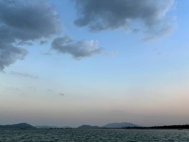 Yacht Haven Marina, Phuket, Tayland 'dan Güzel Karanlık Gökyüzü ve Huzurlu Deniz Manzarası