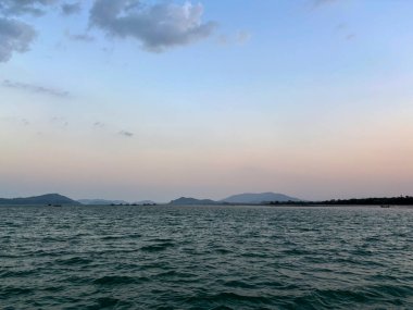 Yacht Haven Marina, Phuket, Tayland 'dan Güzel Karanlık Gökyüzü ve Huzurlu Deniz Manzarası