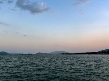 Yacht Haven Marina, Phuket, Tayland 'dan Güzel Karanlık Gökyüzü ve Huzurlu Deniz Manzarası