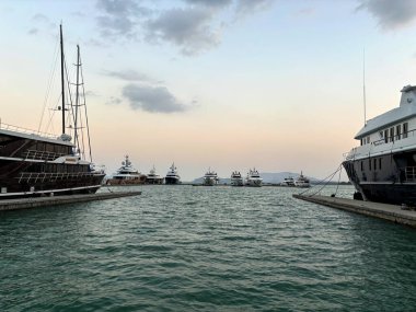 Yacht Haven Marina, Phuket, Tayland 'daki Tranquil Bay' de demirli yelkenliler ve motorlu tekneler.