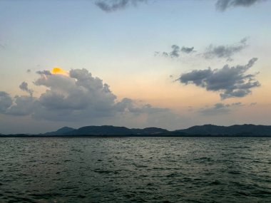 Yacht Haven Marina, Phuket, Tayland 'dan Güzel Karanlık Gökyüzü ve Huzurlu Deniz Manzarası