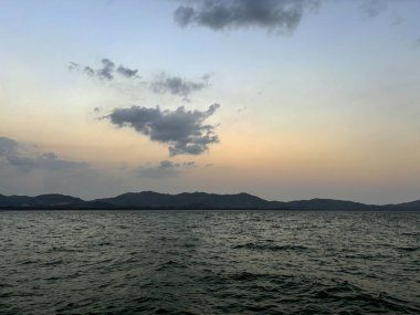 Yacht Haven Marina, Phuket, Tayland 'dan Güzel Karanlık Gökyüzü ve Huzurlu Deniz Manzarası