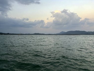 Yacht Haven Marina, Phuket, Tayland 'dan Güzel Karanlık Gökyüzü ve Huzurlu Deniz Manzarası