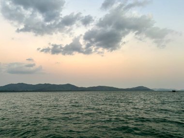 Yacht Haven Marina, Phuket, Tayland 'dan Güzel Karanlık Gökyüzü ve Huzurlu Deniz Manzarası