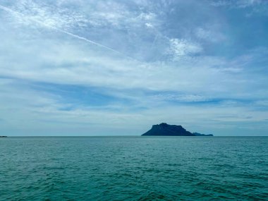 Ang Tanga Ulusal Deniz Parkı 'nda Mavi Gök ve Bulutlu Güzel Deniz Burnu, Koh Samui, Tayland Körfezi