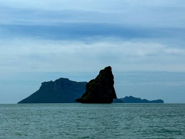 Ang Tanga Denizcilik Ulusal Parkı 'ndaki Yalnız Güzel Kaya, Koh Samui. Tayland Körfezi 'nde bir takımada